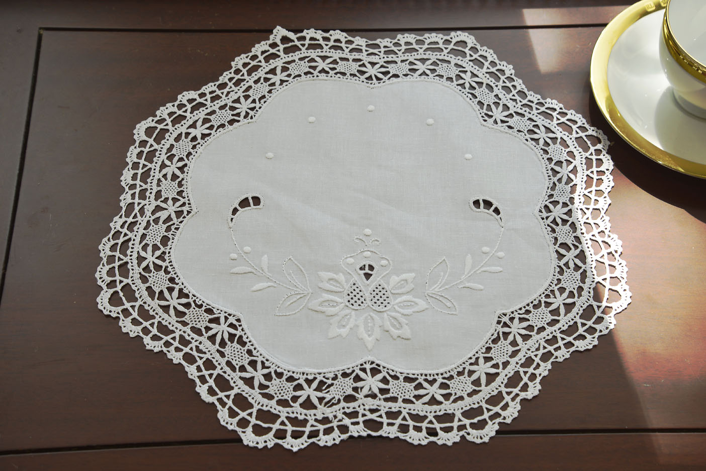 13" Round, Southern Heart Cluny Lace